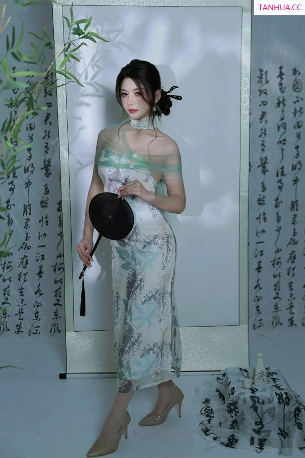   [XiuRen]高清写真图 2025.08.27 No.10694 阿依莎 浅色古风第13张图片